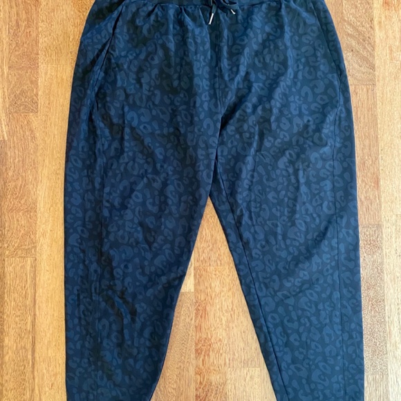 Sweaty Betty XXL Explorer Tapered Athletic Pants Black Leopard Print Pull On - Picture 2 of 13